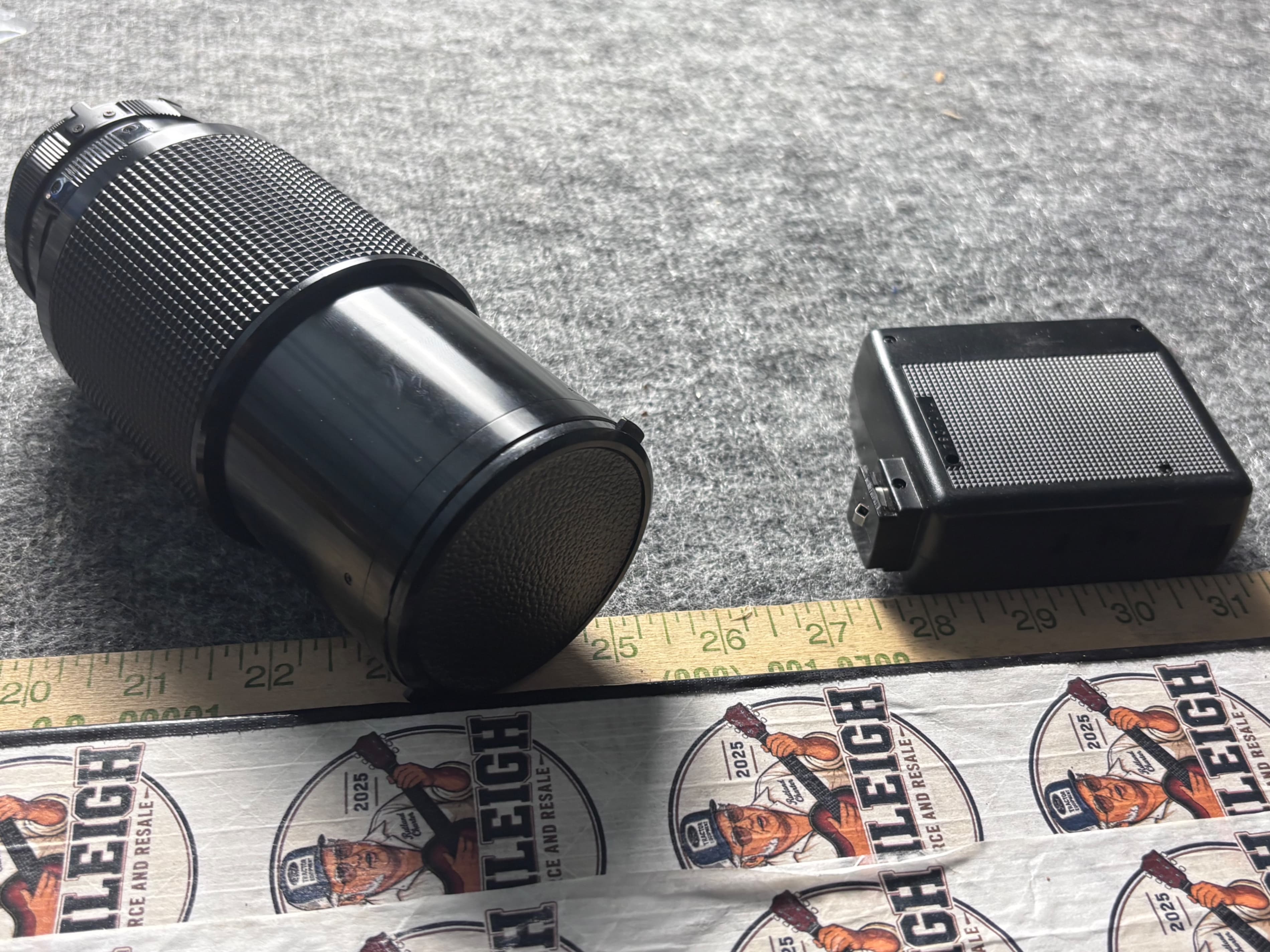 Vivitar Series 1 70-210mm Macro Focusing Auto Zoom Lens and Matching Flash - Thumbnail 3