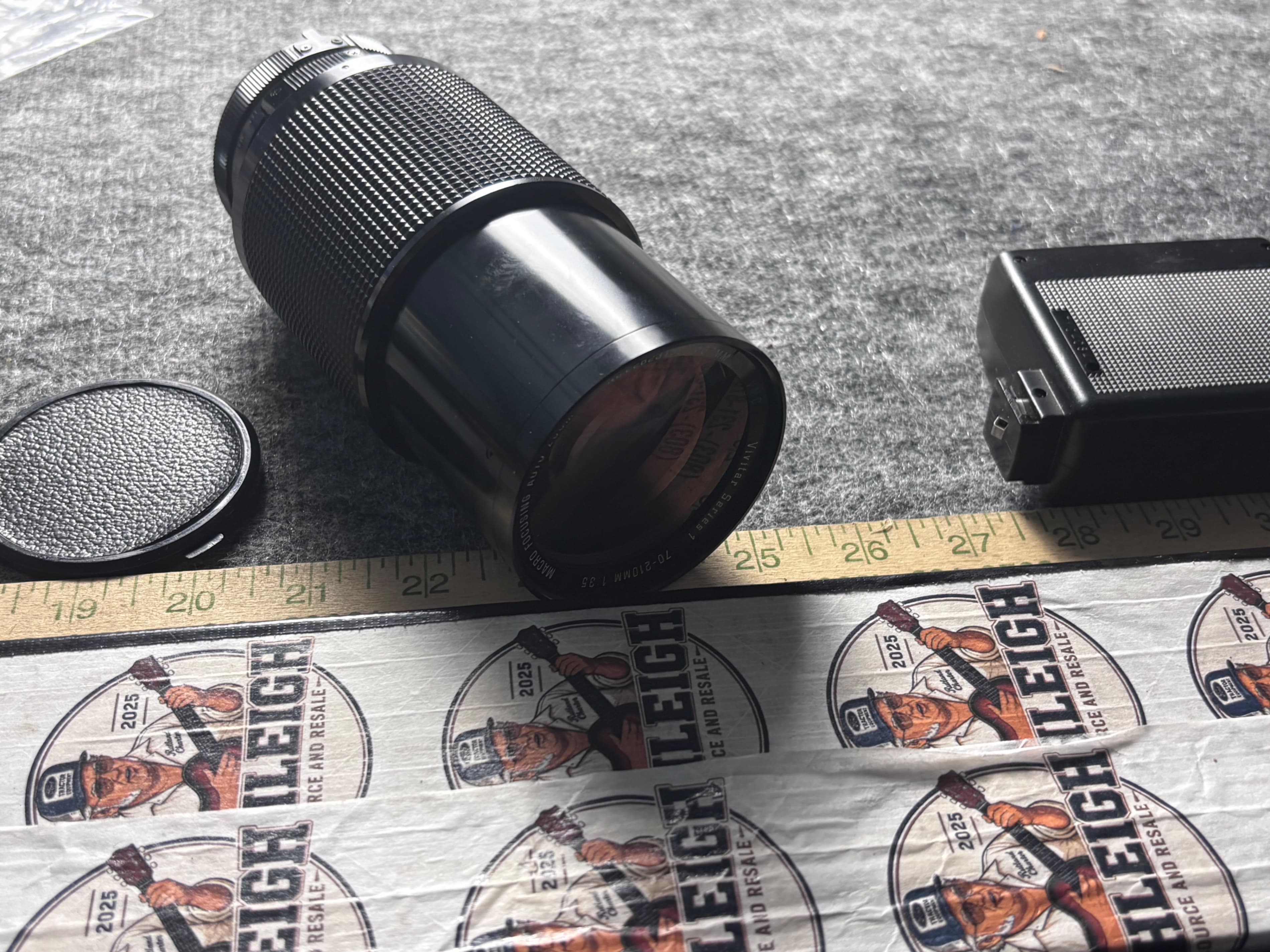Vivitar Series 1 70-210mm Macro Focusing Auto Zoom Lens and Matching Flash - Thumbnail 2